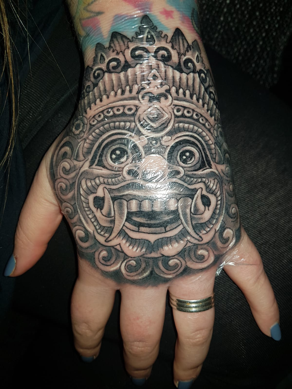 Maske Hand Tattoo
